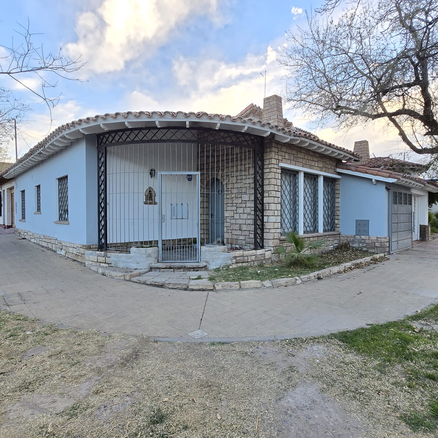 CASA ESQUINA EN VENTA EN SEXTA SECCION, CIUDAD, MENDOZA